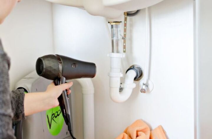 Ống xả nước và lồng vắt bị đóng băng