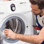 Liên hệ trung tâm sửa chữa máy giặt để được khắc phục lỗi.