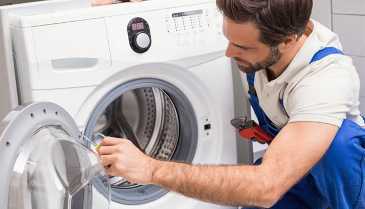 Liên hệ trung tâm sửa chữa máy giặt để được khắc phục lỗi.