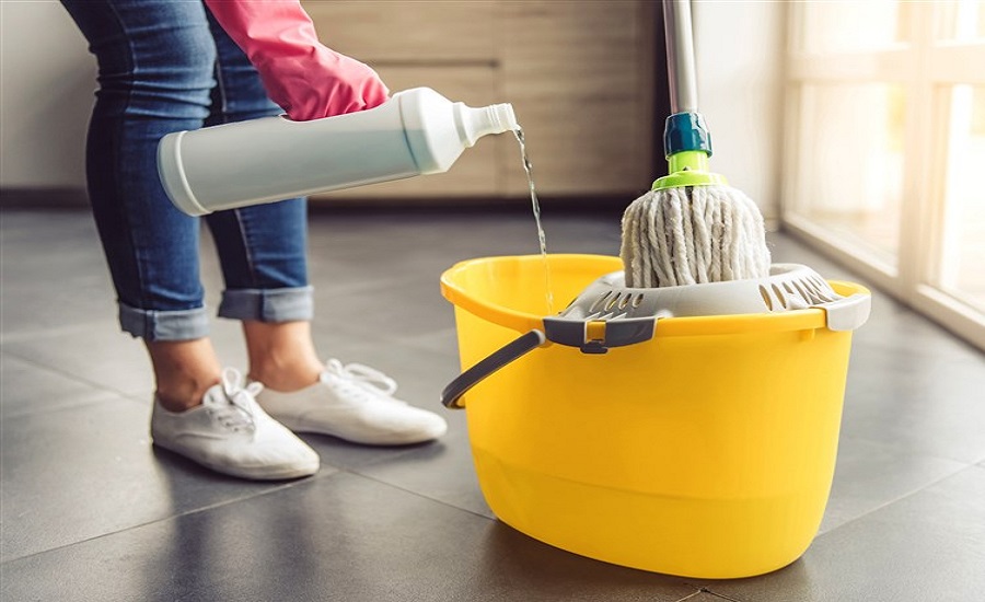 Lau nhà bằng xà phòng và xả sạch bông lau, thùng chứa nước sau khi sử dụng, không chỉ đảm bảo vệ sinh mà còn giúp bộ lau nhà luôn mới mẻ, sáng bóng.