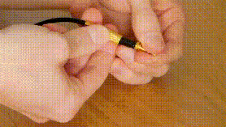 Vặn lại nắp jack cắm