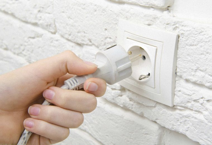 Do nguồn điện hay dây nguồn hoặc phích cắm