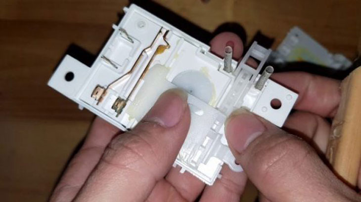 Đường dây kết nối từ bo mạch đến công tắc bị đứt