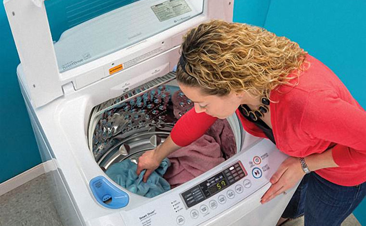 Do đồ giặt bên trong máy quá tải hoặc phân bố không đều