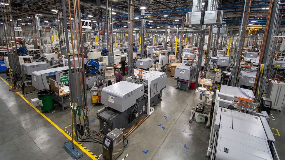 How factories change production to quickly fight coronavirus - BBC Worklife