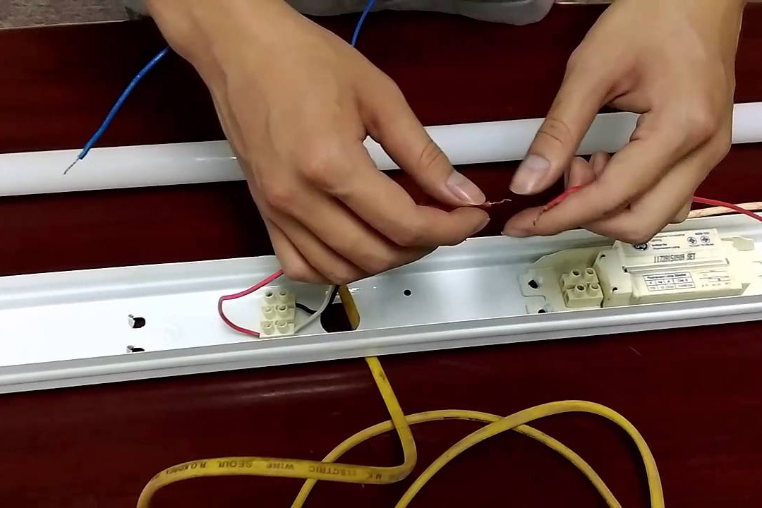Cách kiểm tra bóng đèn bị cháy hoặc hỏng đường điện