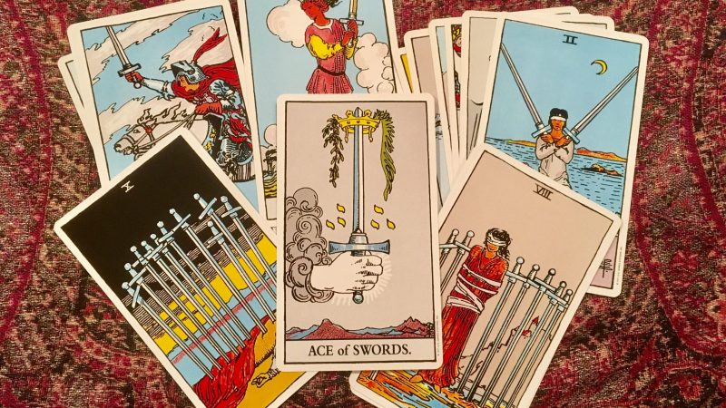 Ý nghĩa lá King of Pentacles Bí mật ẩn sau bộ bài Tarot
